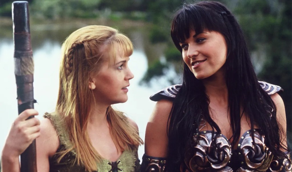 Das Bild zeigt die Schauspielerinnen Lucy Lawless als Xena und Renée O’Connor als Gabrielle in der Serie Xena – die Kriegerprinzessin.